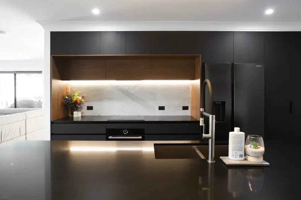 Flat-pack kitchen carcass set